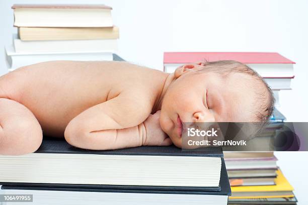 Photo libre de droit de Gros Plan De Bébé De Sommeil Sur Les Livres banque d'images et plus d'images libres de droit de Bébé - Bébé, Dormir, Empilé