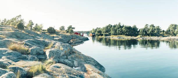 赤い木造住宅スウェーデン - scandinavian lake cottage house ストックフォトと画像
