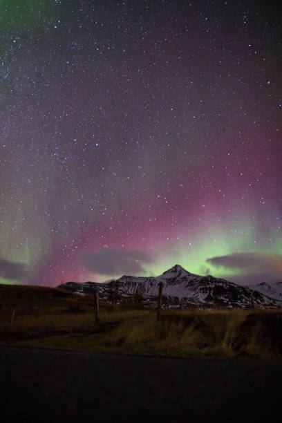 aurora borealis en islande - iceland meteorology galaxy aurora borealis photos et images de collection