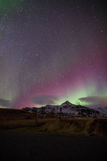 aurora borealis on iceland - iceland meteorology aurora borealis galaxy imagens e fotografias de stock