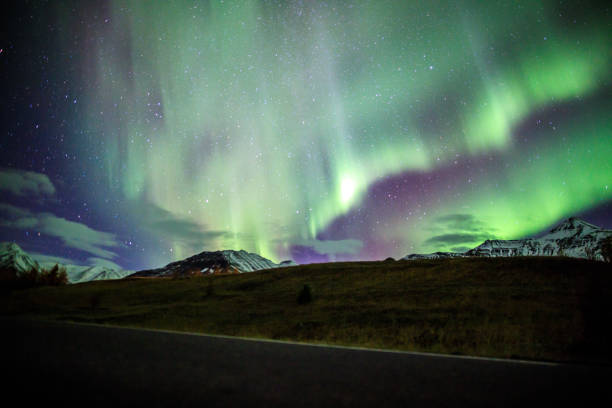 aurora borealis auf island - iceland meteorology aurora borealis galaxy stock-fotos und bilder