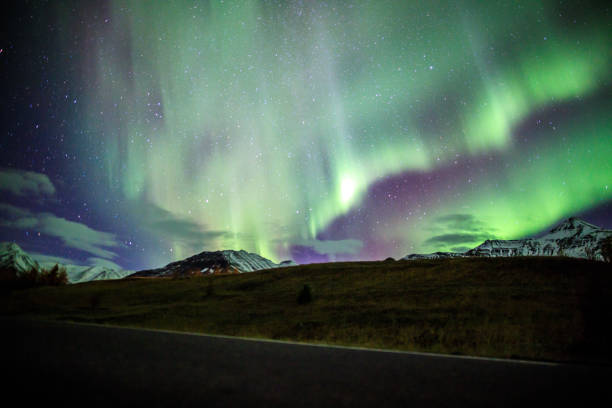 aurora borealis en islande - iceland meteorology galaxy aurora borealis photos et images de collection
