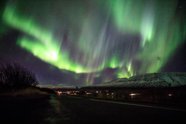 aurora borealis en islande - iceland meteorology galaxy aurora borealis photos et images de collection