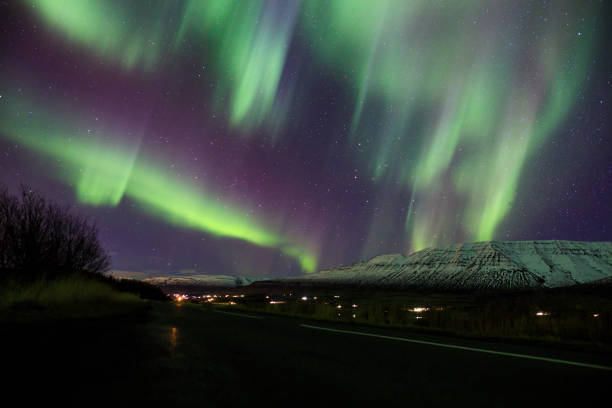 aurora borealis on iceland - iceland meteorology aurora borealis galaxy imagens e fotografias de stock