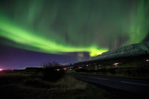 aurora borealis auf island - iceland meteorology galaxy aurora borealis stock-fotos und bilder