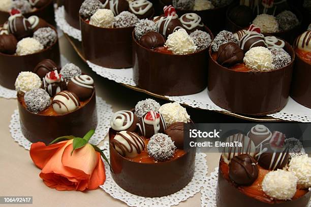 Torre De Casamento Decorado Sobremesas - Fotografias de stock e mais imagens de Alimentação Não-saudável - Alimentação Não-saudável, Castanho, Cereja