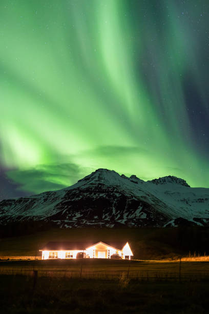 aurora borealis on iceland - iceland meteorology aurora borealis galaxy imagens e fotografias de stock