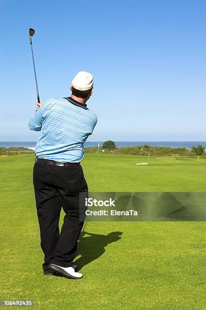 Golfista No Fairway - Fotografias de stock e mais imagens de Adulto - Adulto, Ao Ar Livre, Arbusto