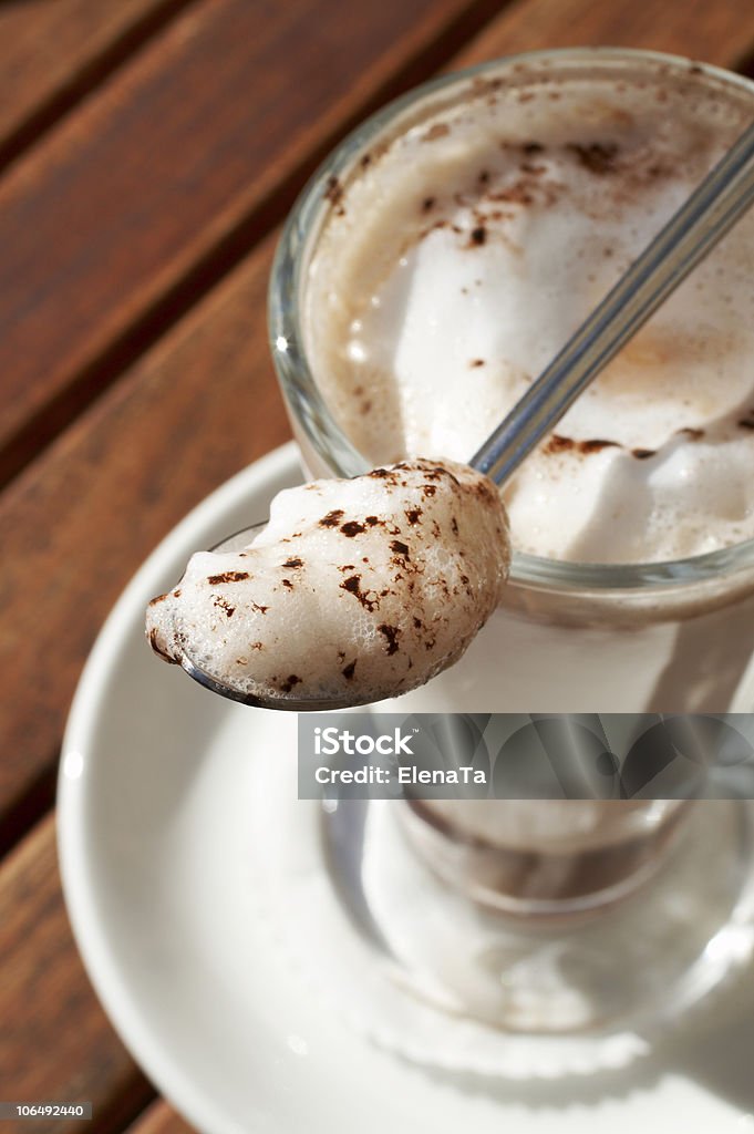 Primo piano di una tazza di latte in vetro - Foto stock royalty-free di Bevanda spumosa