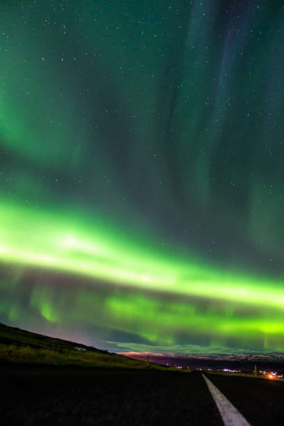 aurora borealis on iceland - iceland meteorology aurora borealis galaxy imagens e fotografias de stock