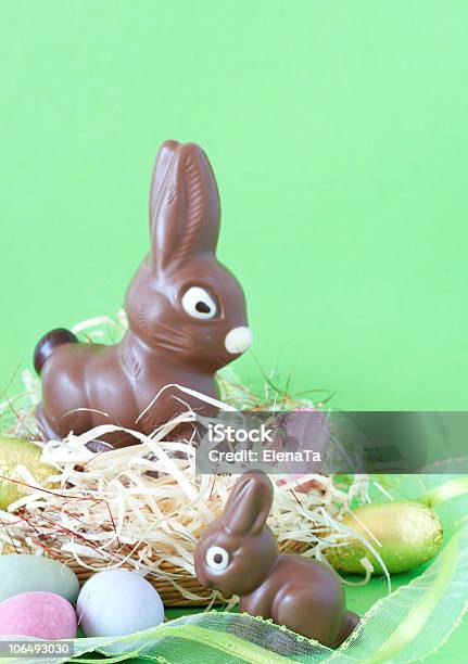 Due Gatti Di Pasqua Al Cioccolato - Fotografie stock e altre immagini di Animale - Animale, Blu, Carino