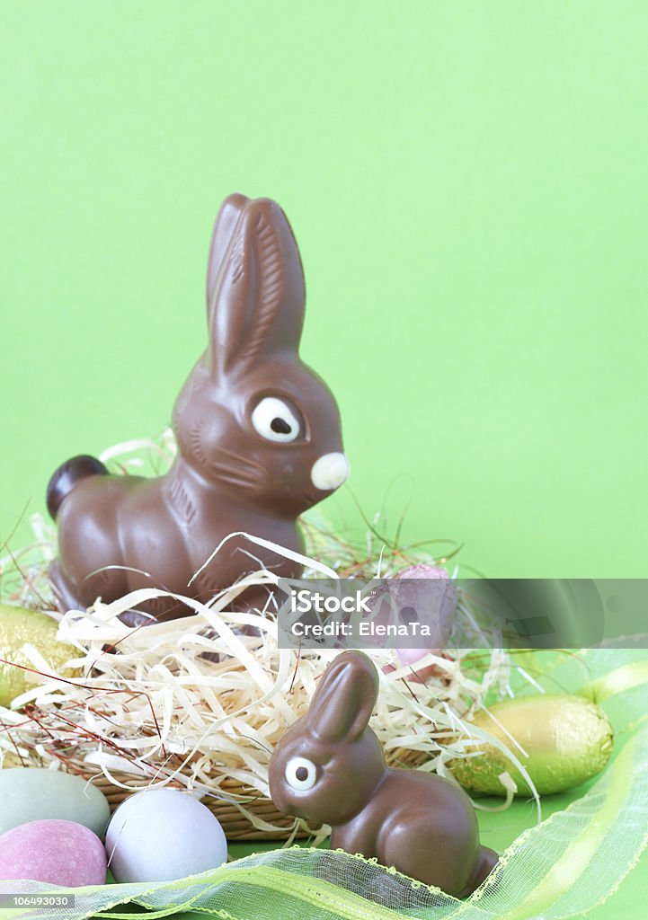 Dois Coelhinhos de Páscoa de chocolate - Foto de stock de Amarelo royalty-free