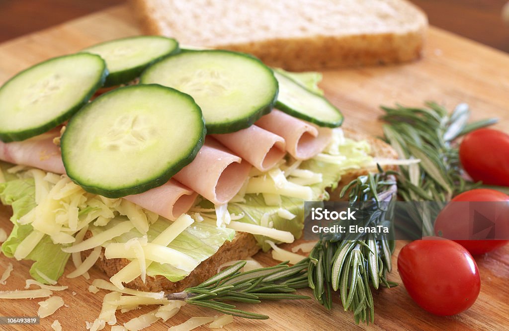 Leckeres sandwich auf wholewheat Brot - Lizenzfrei Bauholz-Brett Stock-Foto