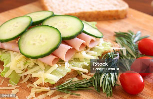 Leckeres Sandwich Auf Wholewheat Brot Stockfoto und mehr Bilder von Bauholz-Brett - Bauholz-Brett, Brotsorte, Farbbild