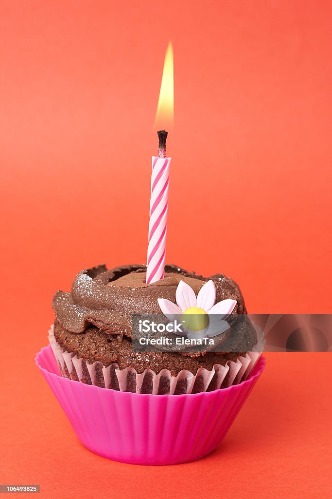 chocolate magdalena con glaseado con velas en miniatura - Foto de stock de Al horno libre de derechos