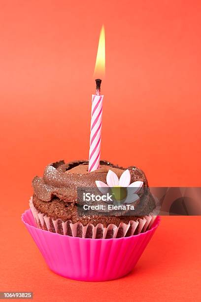 Foto de Cupcake De Chocolate Com Vela Em Miniatura e mais fotos de stock de Assado no Forno - Assado no Forno, Bolinho, Bolo