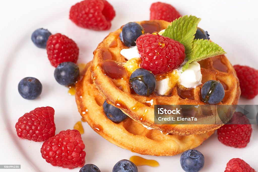 waffles belgas con frambuesas frescas - Foto de stock de Al horno libre de derechos