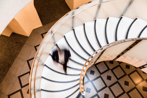 движение пятно ускорения бизнесмена на абстрактной винтовой лестнице - staircase walking office steps стоковые фото и изображения