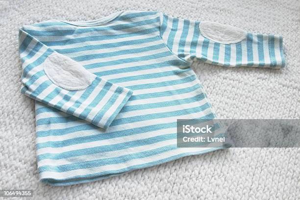 Baby Bianco E Blu A Righe In Cotone - Fotografie stock e altre immagini di Abbigliamento - Abbigliamento, Abbigliamento da neonato, Autunno