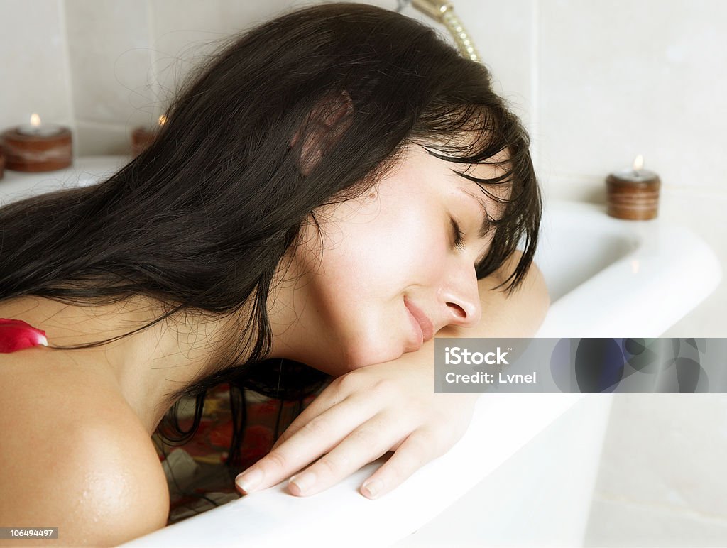 Jovem mulher tomando banho - Foto de stock de 20 Anos royalty-free