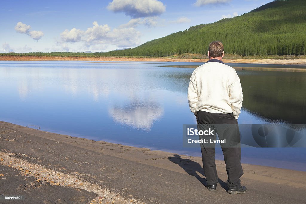 Giovane uomo sul lago - Foto stock royalty-free di Acqua