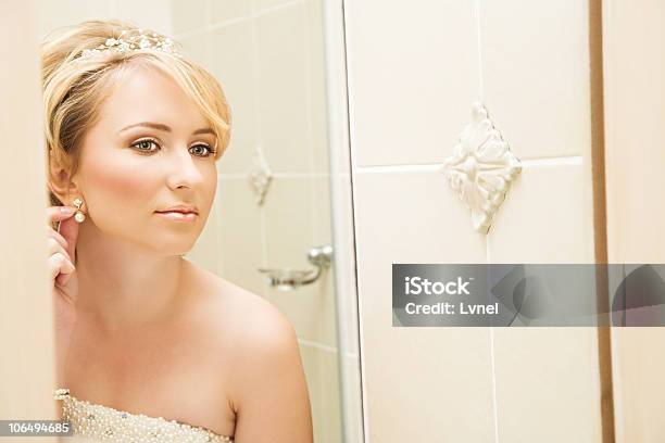 花嫁の反射で美しい金髪ミラー - 結婚のストックフォトや画像を多数ご用意 - 結婚, ショートヘア, 花嫁