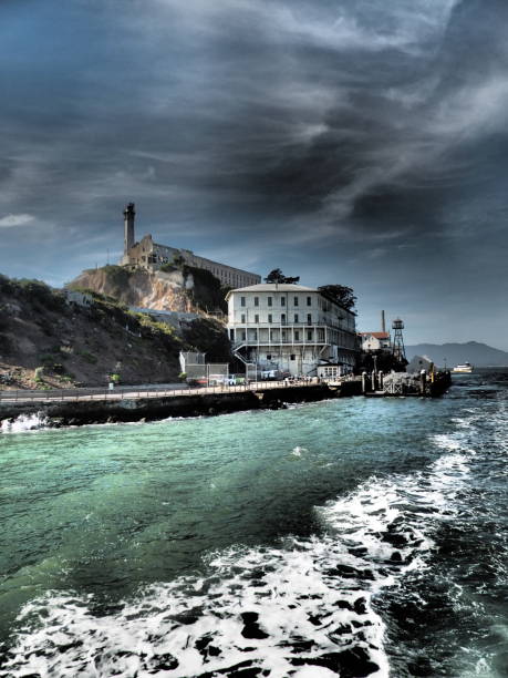 hoy departí da ilha de alcatraz - california golden gate bridge san francisco bay area san francisco bay - fotografias e filmes do acervo
