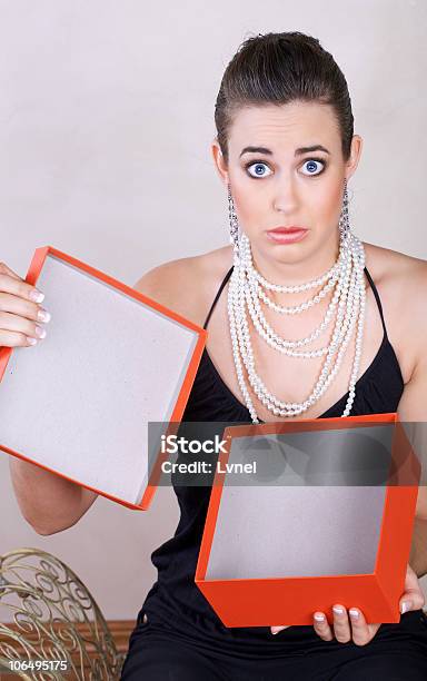 Mujer Con Caja De Rojo Foto de stock y más banco de imágenes de Abrir - Abrir, Adulto, Adulto joven