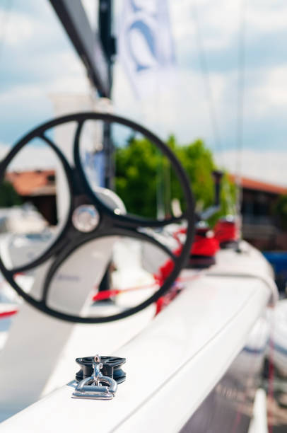 voilier blanc côté tribord en mettant l’accent sur la poulie - cable winch sailing yacht sport photos et images de collection