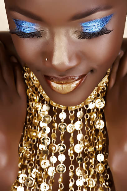 femme africaine avec de l'or et bleu métallique maquillage - black and gold photos et images de collection