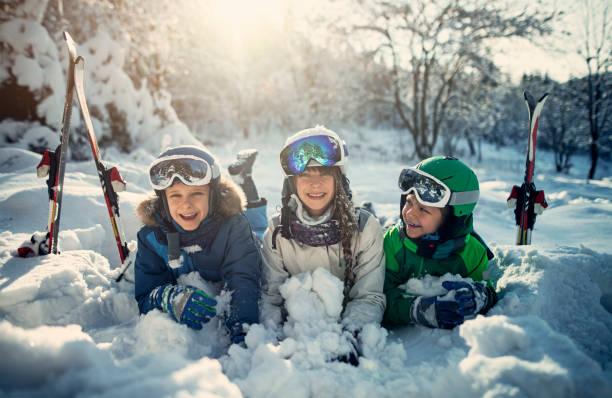 niños felices esquí en bosque del invierno hermosa - skiing snow skiing helmet fun fotografías e imágenes de stock