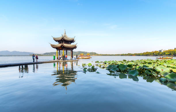 hermoso paisaje arquitectónico y del paisaje en el lago del oeste, hangzhou - west china fotografías e imágenes de stock