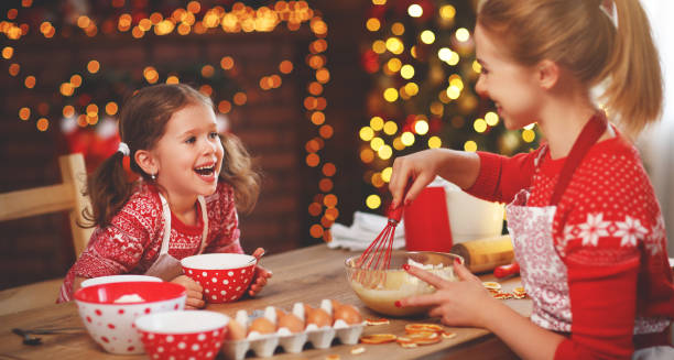istock ppy family bake christmas cookies 1064963600