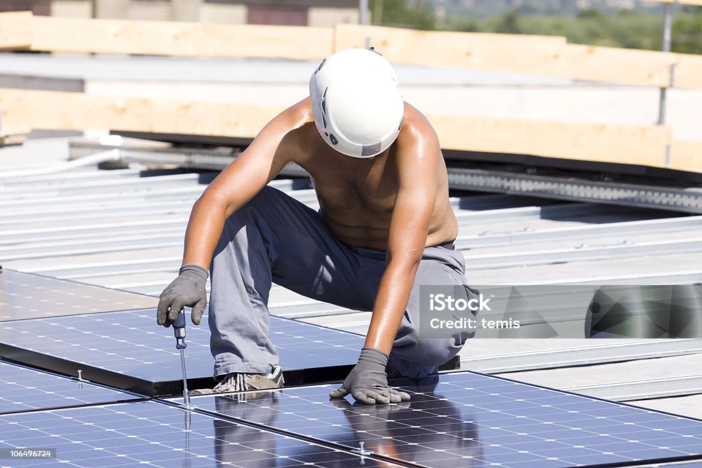 Arbeiten auf photovoltaic Einsätze - Lizenzfrei Bauarbeiter Stock-Foto