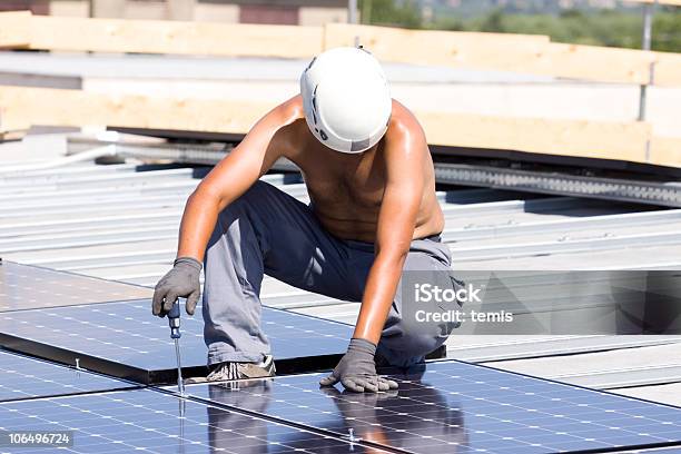 Arbeiten Auf Photovoltaic Einsätze Stockfoto und mehr Bilder von Bauarbeiter - Bauarbeiter, Sonne, Sonnenlicht