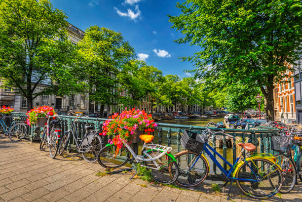 велосипеды и каналы амстердама (hdri) - amsterdam canal netherlands dutch culture стоковые фото и изображения