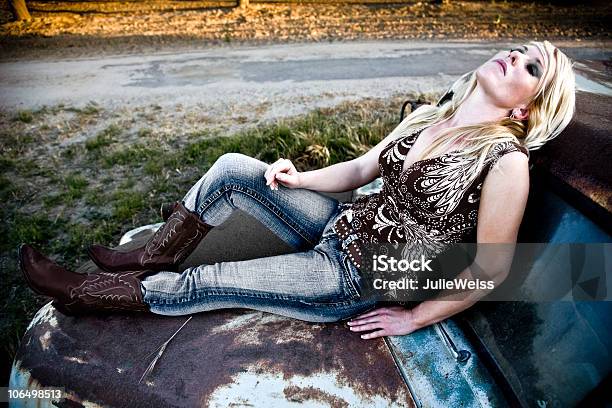 Photo libre de droit de Blonde Fille De La Campagne Reposant Sur Une Ancienne De Service De Prise En Charge banque d'images et plus d'images libres de droit de Cheveux blonds