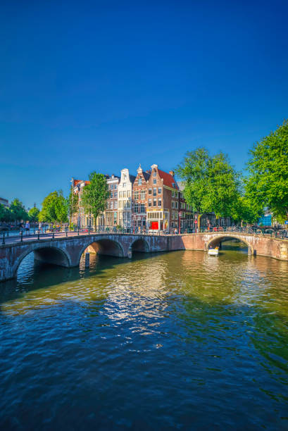 canalas of amsterdam - amstel river amsterdam architecture bridge imagens e fotografias de stock