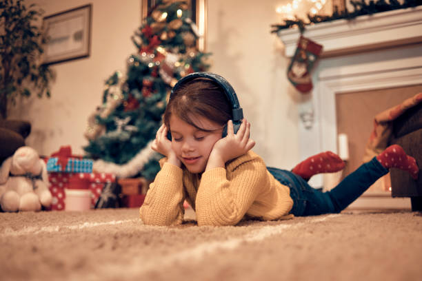 ragazza godendo ambiente natale - music listening child smiling foto e immagini stock