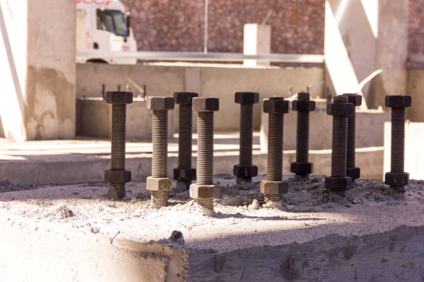 Close up view of the anchor bolts ( Foundation Bolts ) in the concrete. Anchor bolts are used to connect structural and non-structural elements to the concrete. The connection is made by an assembling of different components. cerrar vista de los pernos de anclaje (pernos de fundación) de hormigón armado. pernos de anclaje se utilizan para conectar os estructurales y no estructurales para el hormigón. la conexión se realiza por un montaje de diversos componentes.