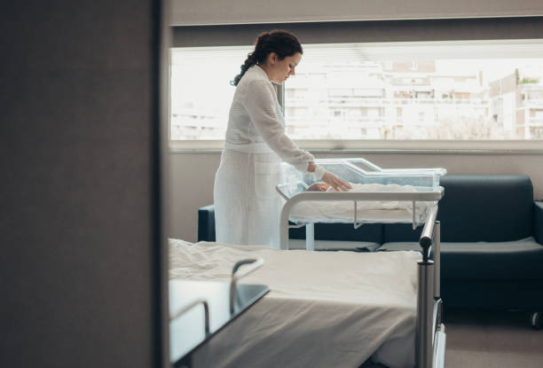 mãe com seu bebê recém-nascido no quarto do hospital - hospital nursery - fotografias e filmes do acervo