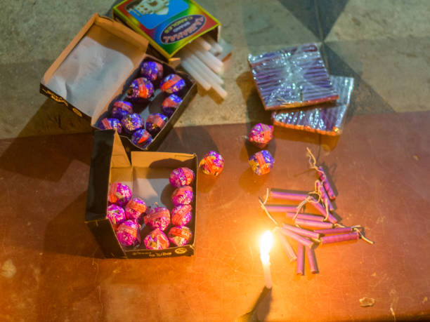 디 왈 리 축 하 크래커와 조명 촛불입니다. - firework display traditional festival bomb explosive 뉴스 사진 이미지