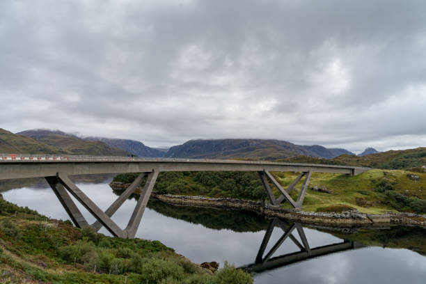 kylesku ブリッジ、assynt、スコットランド - loch assynt 写真 ストックフォトと画像