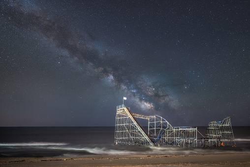 Galaxia de la vía Láctea sobre Jet Star montaña rusa tras huracán Sandy photo