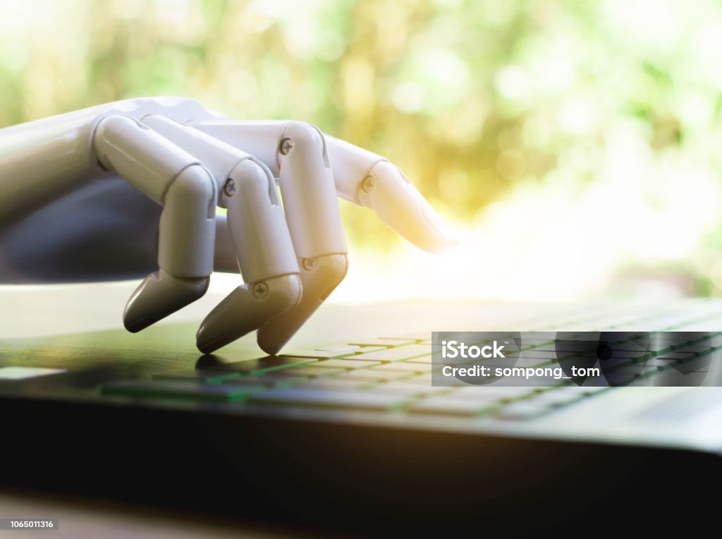 Conceito de robot ou robô mão chatbot pressionando o teclado do computador digite - Foto de stock de Inteligência Artificial royalty-free