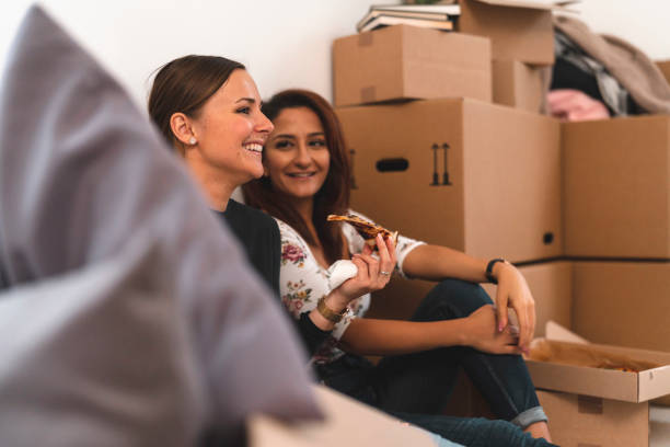 istock Best friends eating pizza while moving home 1065012786