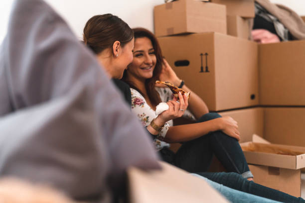 istock Best friends eating pizza while moving home 1065012788