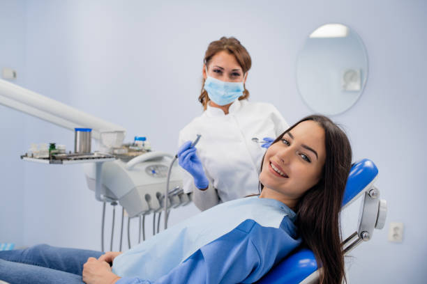 ragazza felice sorridente dal dentista - clinic dental equipment dental hygiene human teeth foto e immagini stock