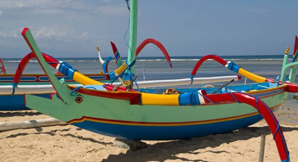 barco de pesca indonesia junkung - junkung fotografías e imágenes de stock