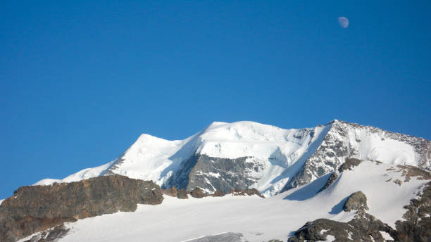 paisagem fantástica montanha panorâmica e vista sobre o piz palu perto de st. moritz sob um céu azul com lua - engadine switzerland palu piz - fotografias e filmes do acervo